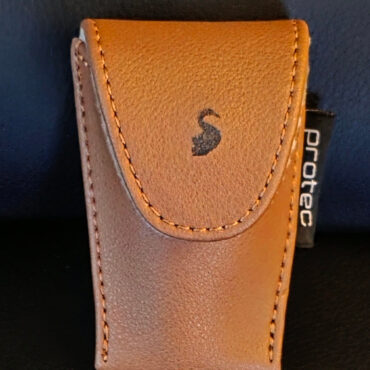 The perfect pouch to protect your precious Stork mouthpiece!

Features a simple yet elegant design that is small enough to fit into your pocket. Made of a premium leatherette delivering durability, longevity and a luxurious feel.

Responsibly made: All materials tested to be free of Lead, DEHP, PAHS8, DBP, and BBP.

Features:

Compact design small enough to fit into your pocket.
Beautiful high-performance leatherette offers exceptional durability.
Strong and secure stainless steel snap button closure.
Soft non-abrasive microfiber lining.