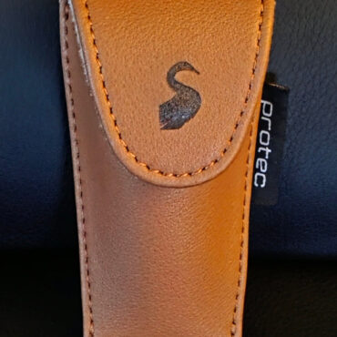 The perfect pouch to protect your precious Stork mouthpiece!

Features a simple yet elegant design that is small enough to fit into your pocket. Made of a premium leatherette delivering durability, longevity and a luxurious feel.

Responsibly made: All materials tested to be free of Lead, DEHP, PAHS8, DBP, and BBP.

Features:

Compact design small enough to fit into your pocket.
Beautiful high-performance leatherette offers exceptional durability.
Strong and secure stainless steel snap button closure.
Soft non-abrasive microfiber lining.